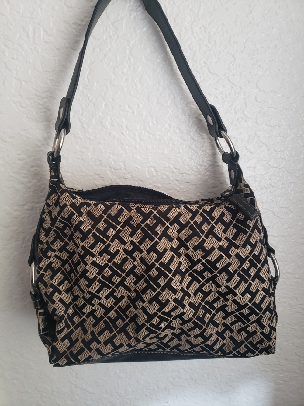 Tommy Hilfiger Black & Beige Patterned Shoulder Bag